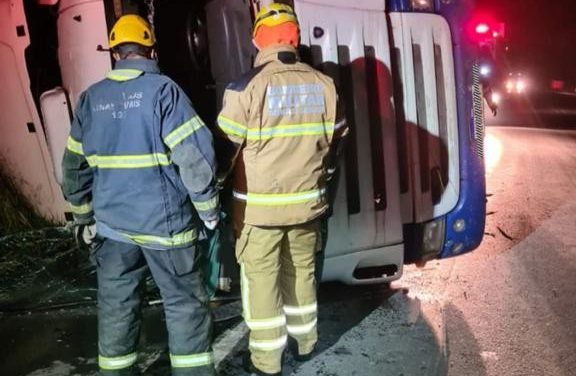 Motorista fica ferido após carreta capotar na BR-354, em Formiga