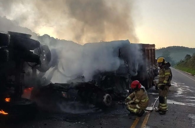 Carreta pega fogo após colisão com caminhão em Minas