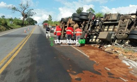 Motorista fica ferido após carreta tombar na BR-262