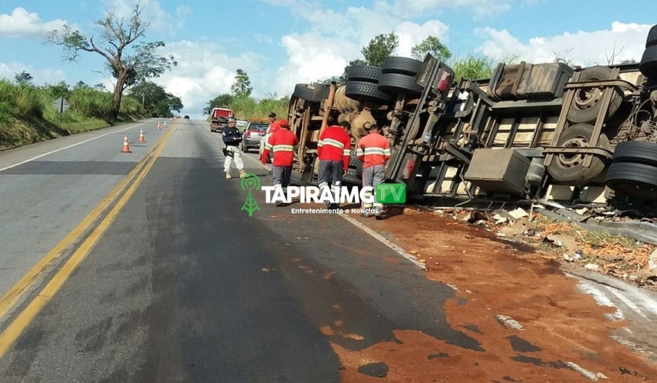 Motorista fica ferido após carreta tombar na BR-262