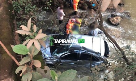 Duas pessoas ficam feridas após carro cair de ponte na zona rural de Campos Altos