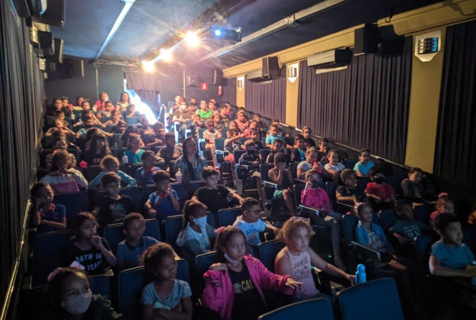 Cerca de 600 pessoas prestigiaram o Cine Itinerante em Formiga