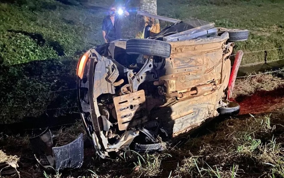 Mulher morre após colidir carro contra árvore no Sul de Minas