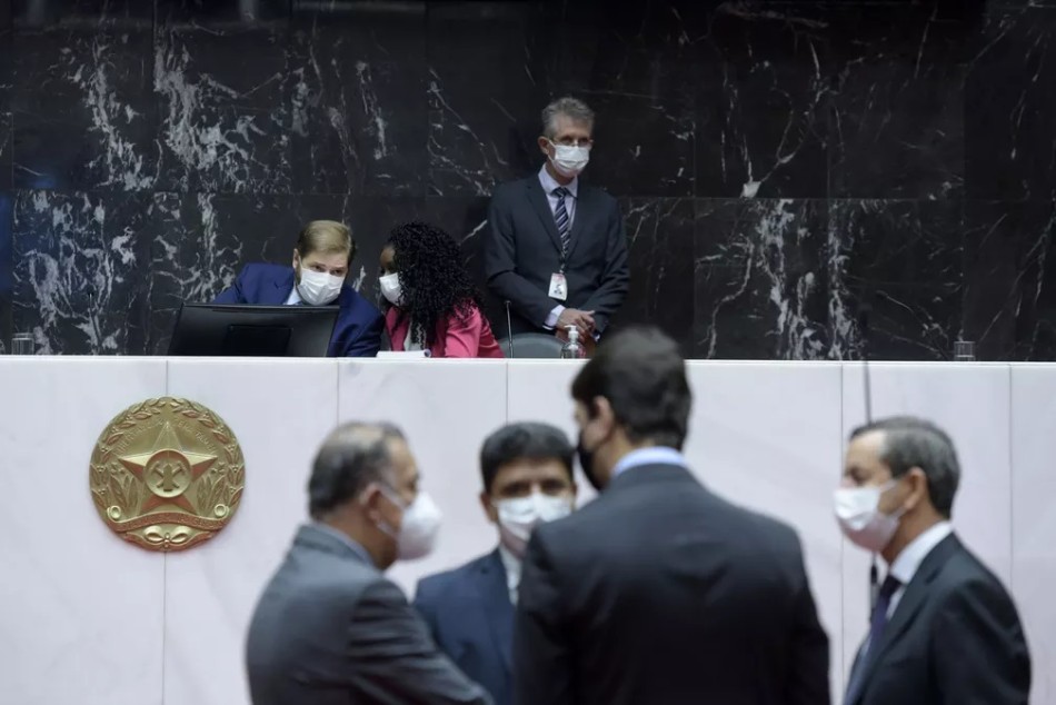 Cerca de 1/3 dos deputados estaduais mudaram de partido para as eleições