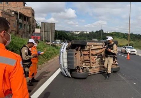 Engavetamento com 3 carros deixa, ao menos, um ferido no Anel Rodoviário