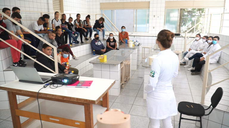 Unifor-MG: curso de biomedicina promove atividades de extensão