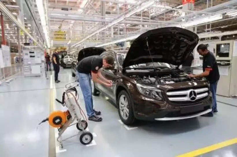 Mercedes anuncia férias coletivas em Juiz de Fora; Toyota fecha fábrica