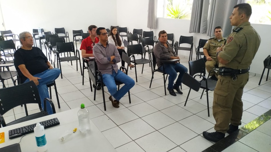 63º Batalhão da PM se reúne com a imprensa de Formiga para comemorar o Dia do Jornalista