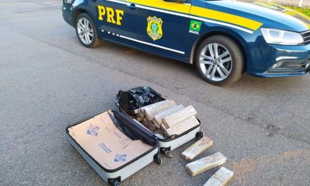 PRF apreende 25kg de maconha com passageira na BR 381, em Oliveira