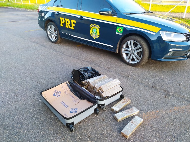 PRF apreende 25kg de maconha com passageira na BR 381, em Oliveira