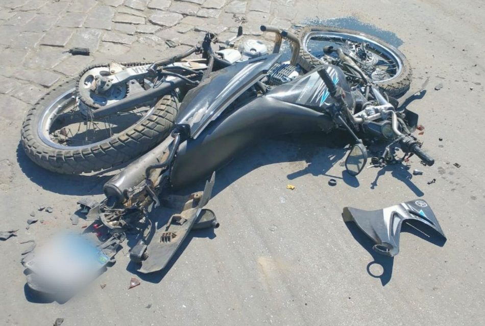 Motocicleta com placas de Arcos se envolve em acidente com carreta na MG-170