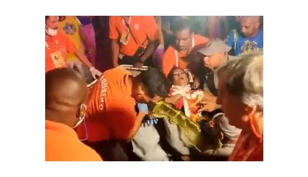 Na cadeira de rodas, mulher é prensada por carro alegórico em desfile no Rio