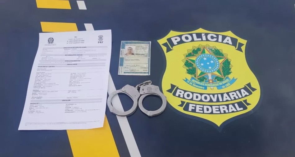 Motorista flagrado com CNH falsa é preso na BR-381, em Oliveira