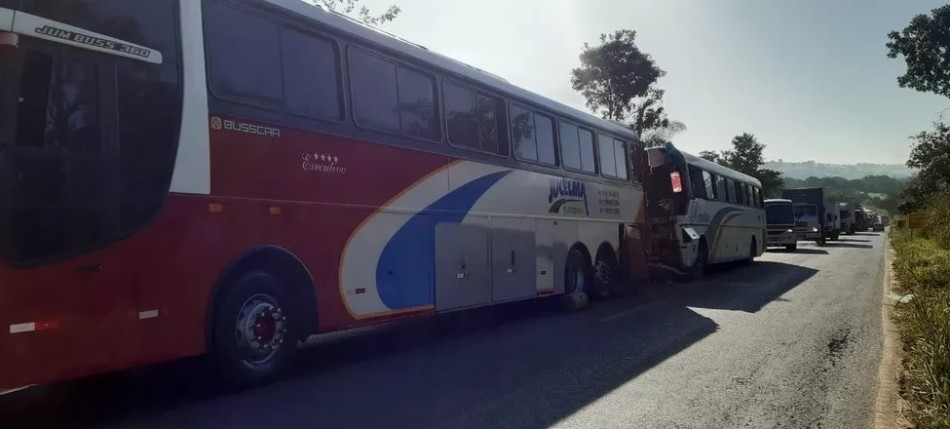 Batida entre dois ônibus deixa feridos na MG-164, em Martinho Campos