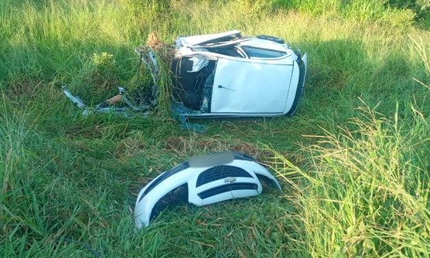 Veículo tem motor arrancado após colidir contra carreta na BR-354, entre Arcos e Formiga