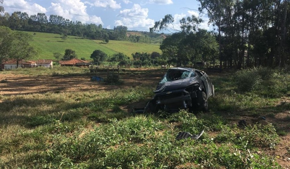 Mulher fica ferida após carro voar sobre cerca e capotar na MG-431 entre Piumhi e São Roque de Minas