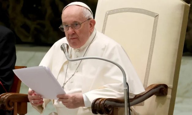 Papa Francisco deixa hospital bem humorado e brinca: ‘ainda estou vivo’