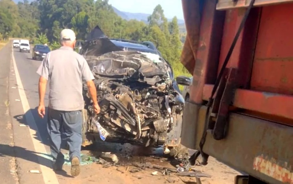 Veterinário fica ferido após carro colidir contra traseira de bitrem, em MG