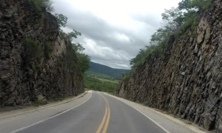 Duas pessoas morrem em acidente envolvendo carro e carreta na BR-251, em Minas