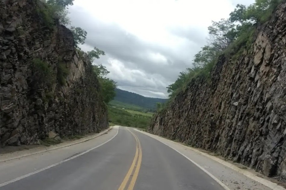 Duas pessoas morrem em acidente envolvendo carro e carreta na BR-251, em Minas