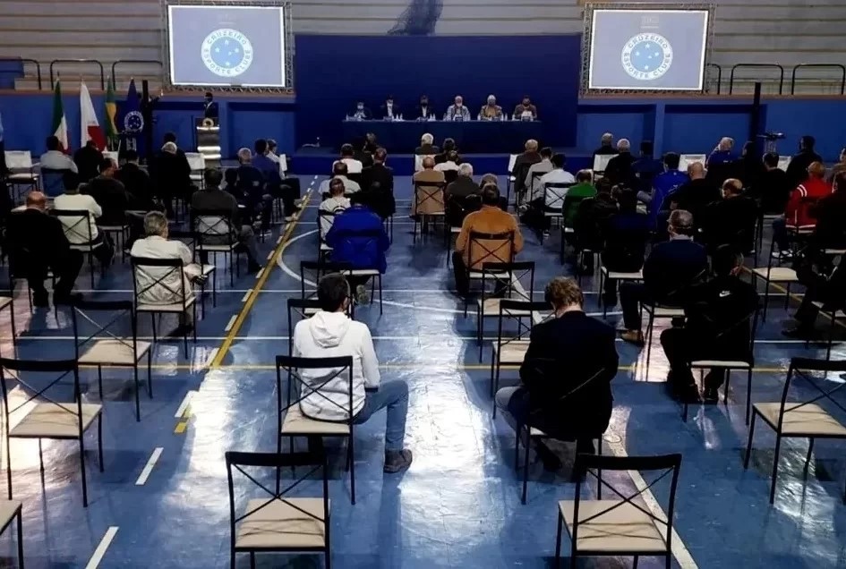 Oficial de Justiça chega a sede do Cruzeiro com intimação pelo adiamento da votação da SAF
