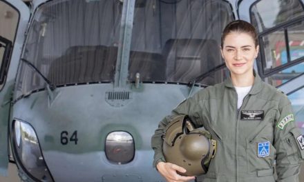 Tenente é primeira mulher instrutora de helicóptero de combate da FAB