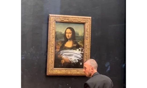 Quadro da Monalisa sofre ataque de vândalo no museu do Louvre, em Paris