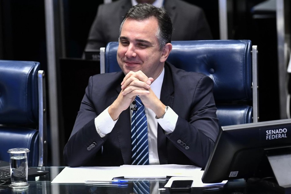 Rodrigo Pacheco derrota Marinho e é reeleito presidente do Senado