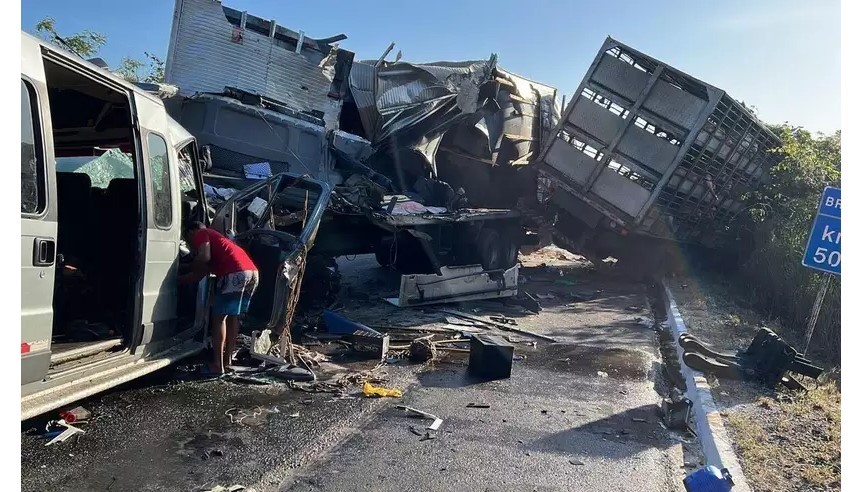 Acidente na BR-251 deixa um morto e 19 pessoas feridas