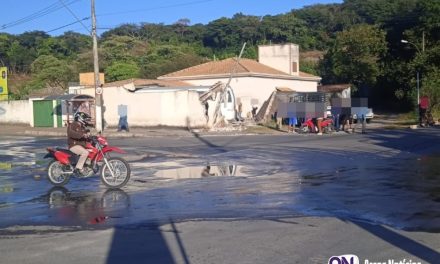 Micro-ônibus da Prefeitura de Arcos colide contra muro e dois veículos