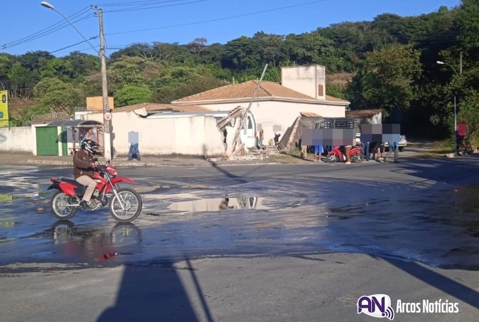 Micro-ônibus da Prefeitura de Arcos colide contra muro e dois veículos