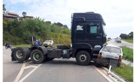 Idoso morre após carro ser atingido por caminhão em trevo de rodovia