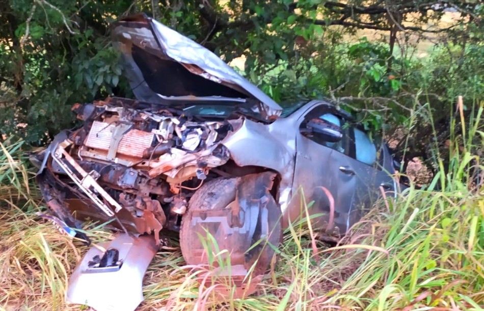 Mãe e filhas ficam feridas após acidente na LMG-827, em Bambuí