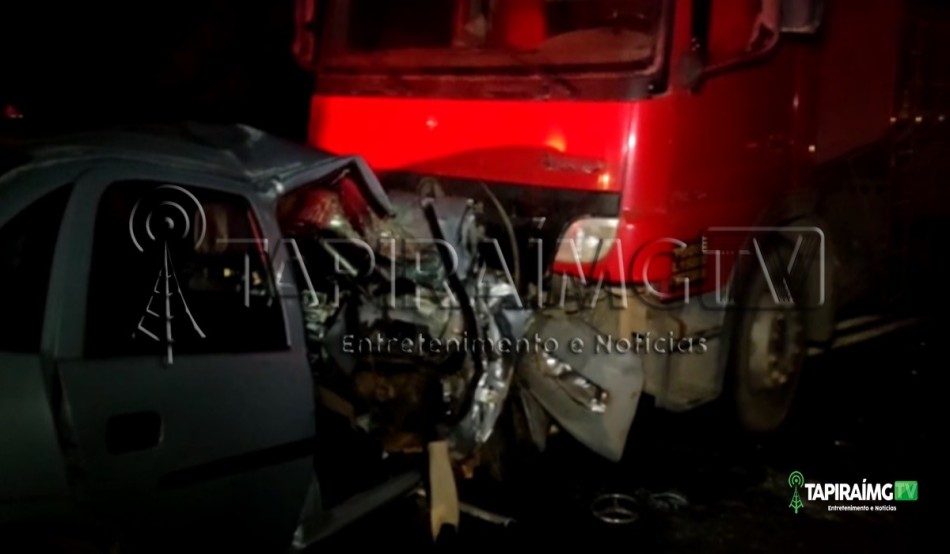 Dois jovens ficam feridos após colisão entre carro e caminhão na MG-050