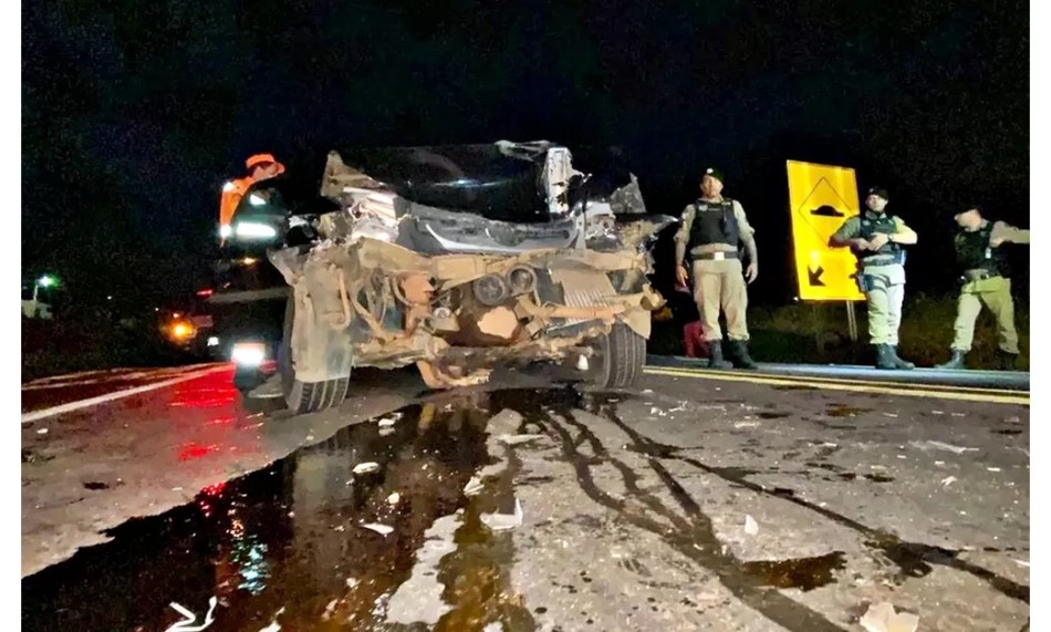 Homem fica ferido após acidente entre carro e carreta no Sul de Minas