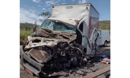 Colisão entre Van e caminhão causa lentidão na BR-381, em MG