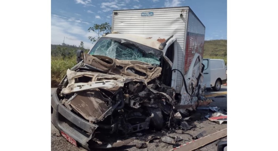 Colisão entre Van e caminhão causa lentidão na BR-381, em MG