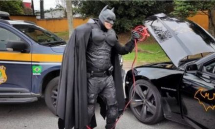 PRF salva ‘Batman’ após bateria do batmóvel descarregar durante blitz