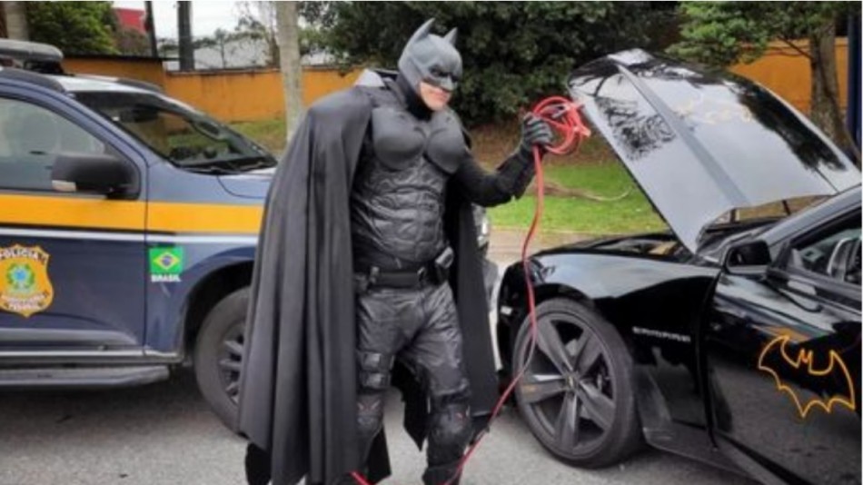 PRF salva ‘Batman’ após bateria do batmóvel descarregar durante blitz