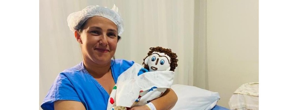 Mulher que casou com boneco, em Minas, ‘dá à luz’ um filho de pano