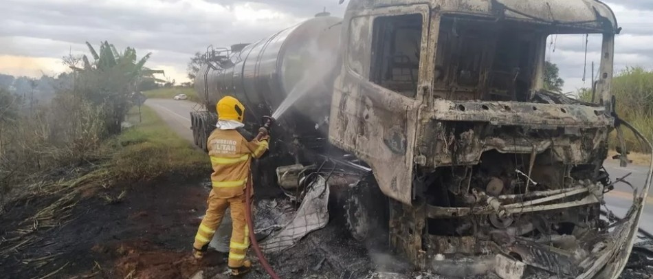 Caminhão-tanque pega fogo na BR-262, em Córrego Danta