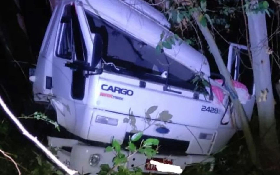 Motorista morre após caminhão-tanque carregado com gasolina cair em ribanceira