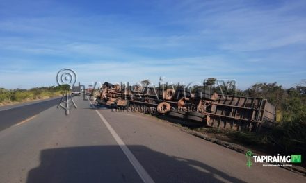 Caminhão baú tomba na BR-262, em Campos Altos