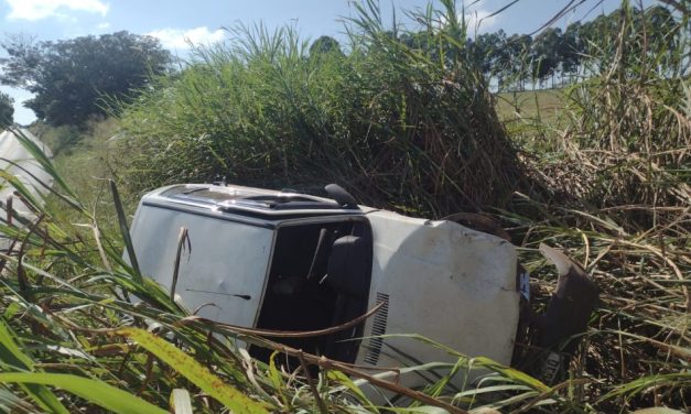 Homem fica ferido após veículo capotar na MG-260, em Itapecerica