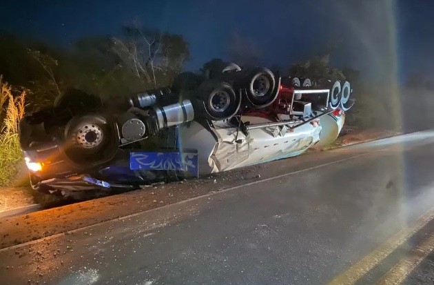 Homem morre após carreta carregada com óleo diesel tombar na BR-262
