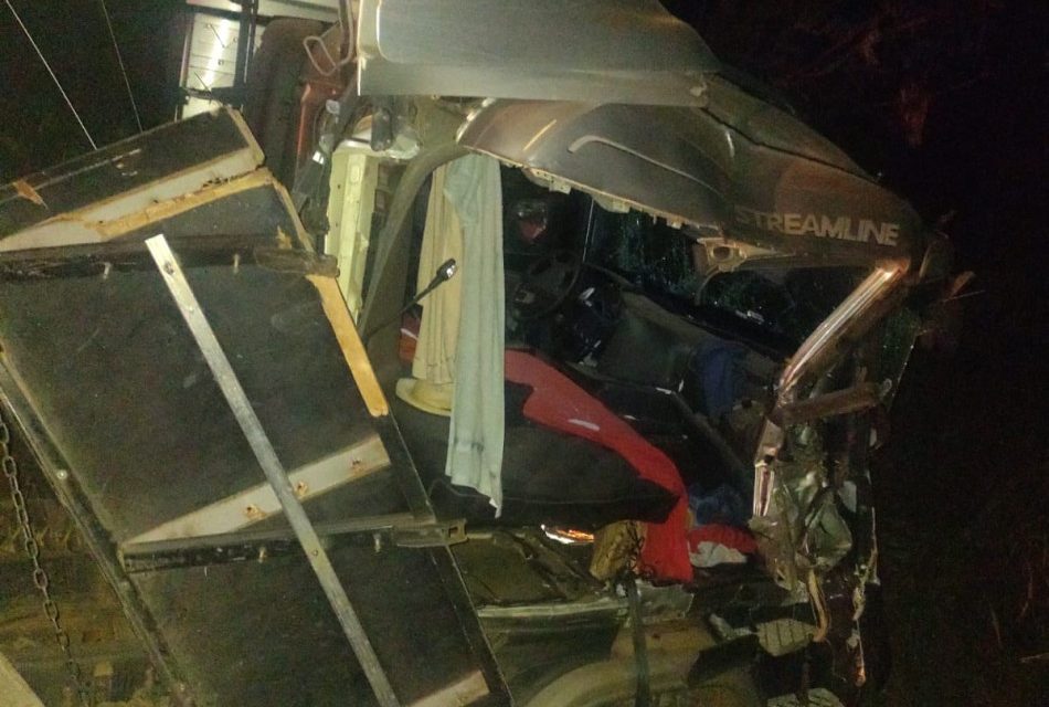 Colisão entre duas carretas na BR-354 deixa uma vítima grave