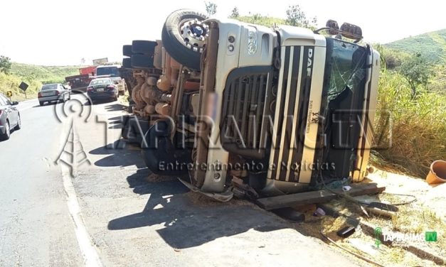 Motorista fica gravemente ferido após carreta tombar na BR-262 em Luz