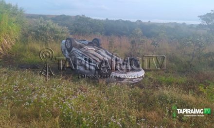 Carro com dois ocupantes roda na pista e capota na BR-262