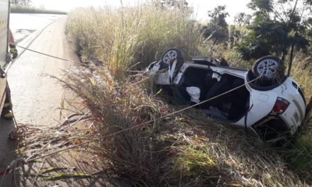 Carro perde controle, invade contramão e bate em carreta em MG