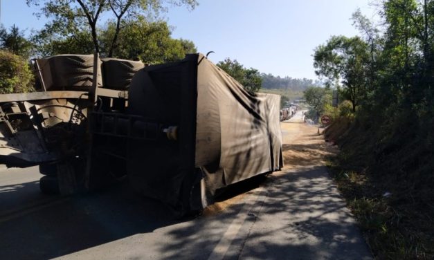 Homem fica em estado grave e outro ferido após acidente com carreta na BR-354, na ponte do Chaparral